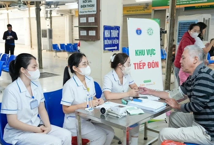 Nhân viên y tế tư vấn, khám sàng lọc bệnh hô hấp miễn phí cho người dân.