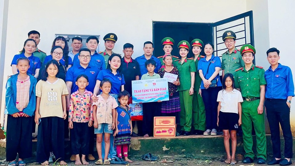 ក្រុមអ្នកស្ម័គ្រចិត្តបានបរិច្ចាគផ្ទះដឹងគុណមួយដល់គ្រួសារក្នុងគ្រាលំបាកជាពិសេសនៅឃុំ Trinh Tuong។ image.jpg