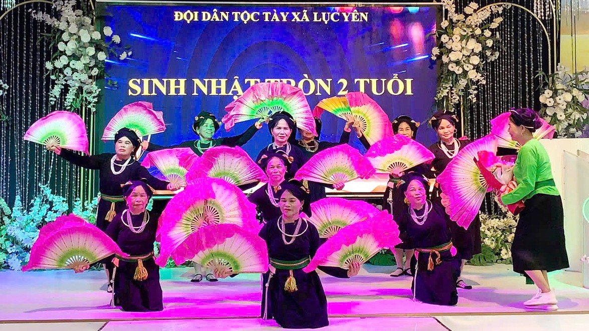 Tiết mục văn nghệ tại buổi giao lưu giữa các câu lạc bộ. giao-luu-van-nghe-cua-cac-doi-van-nghe-dan-toc-tay-cac-xa.jpg