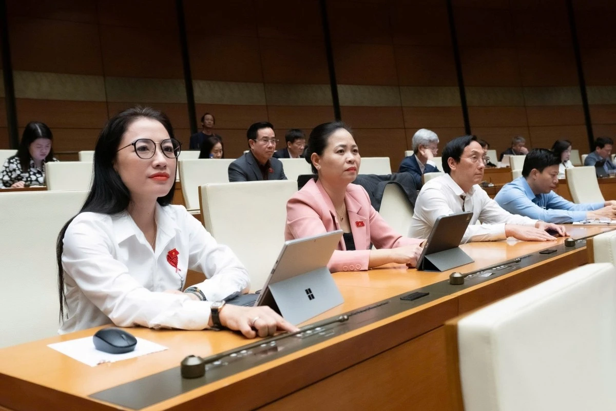 Đại biểu Quốc hội biểu quyết thông qua nhiều luật chiều ngày 10/12/2025.