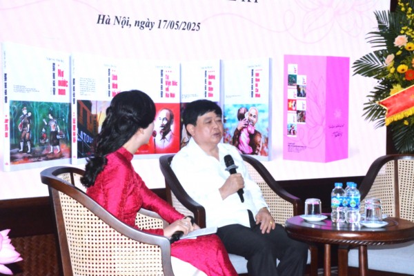 PGS.TS, nhà báo, nhà văn Nguyễn Thế Kỷ chia sẻ về bộ tiểu thuyết "Nước non vạn dặm". PGS.TS, nhà báo, nhà văn Nguyễn Thế Kỷ chia sẻ về bộ tiểu thuyết "Nước non vạn dặm".
