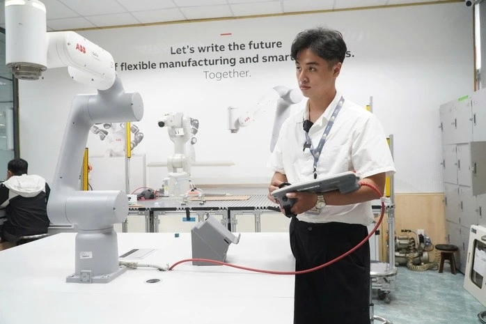 Sinh viên Trường ĐH Công nghiệp TPHCM nghiên cứu cánh tay robot pha cà phê tự động.