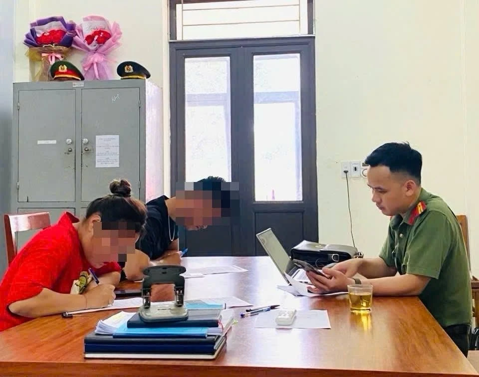 Cán bộ Phòng An ninh đối ngoại làm việc với các đối tượng. Ảnh: Công an tỉnh Lào Cai.