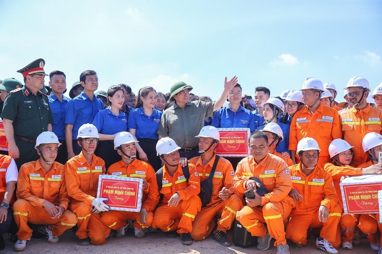 Thủ tướng đồng thời lưu ý các đơn vị quan tâm, chăm lo đời sống, giữ gìn sức khoẻ người lao động trong điều kiện nắng nóng hiện nay. Thủ tướng đồng thời lưu ý các đơn vị quan tâm, chăm lo đời sống, giữ gìn sức khoẻ người lao động trong điều kiện nắng nóng hiện nay.