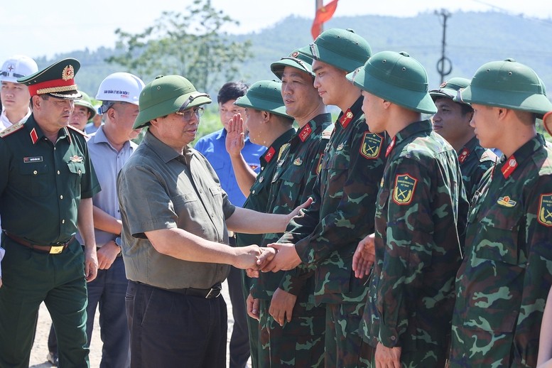 Thủ tướng động viên các lực lượng thi công tại vị trí cột móng VT369 trên địa bàn xã Dân Chủ - cột điện cao nhất dự án vượt sông Lô, cao 130 m, nặng 360 tấn. Thủ tướng động viên các lực lượng thi công tại vị trí cột móng VT369 trên địa bàn xã Dân Chủ - cột điện cao nhất dự án vượt sông Lô, cao 130 m, nặng 360 tấn.
