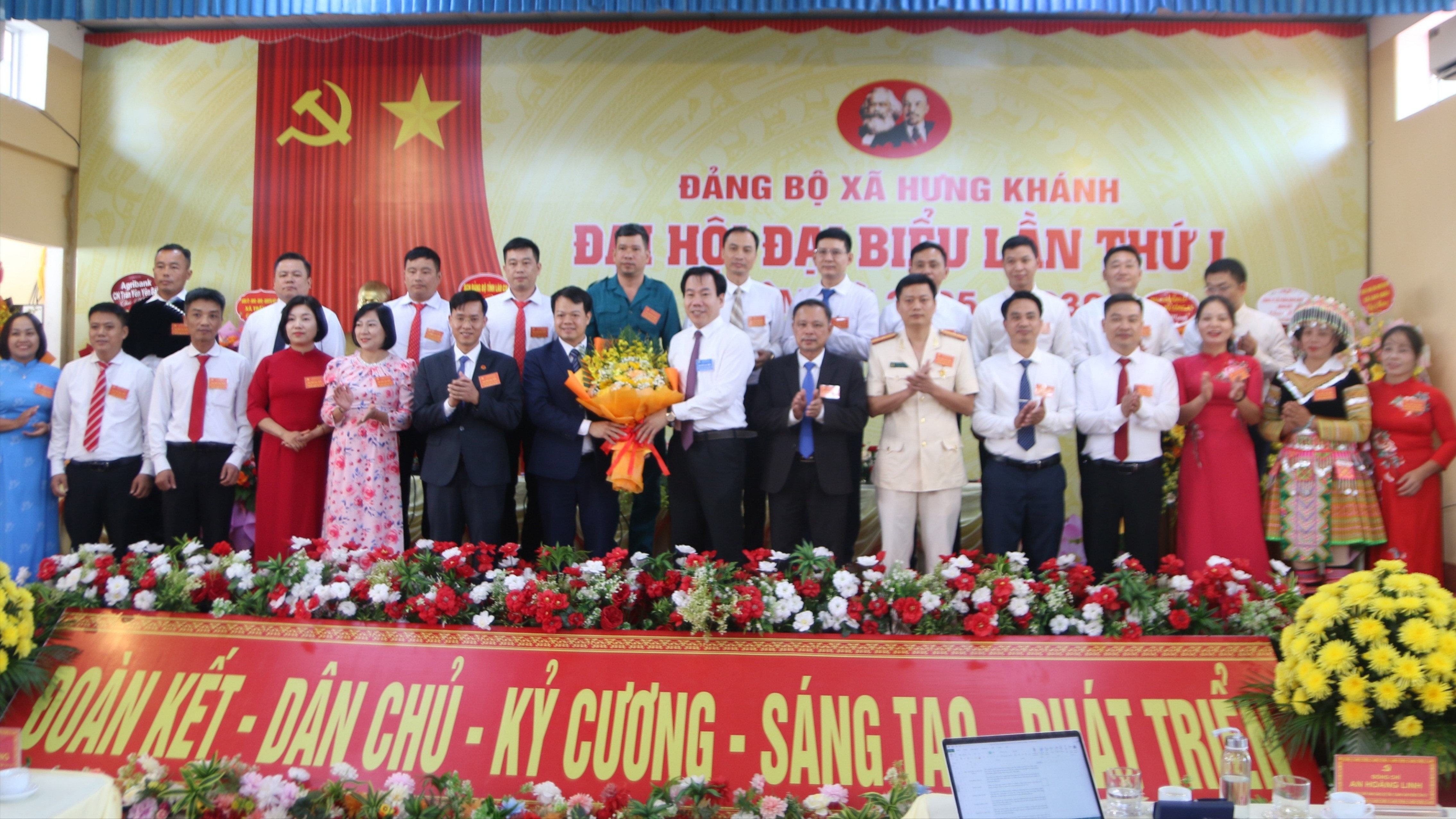 Đồng chí Dương Đức Huy tặng hoa chúc mừng Ban Chấp hành Đảng bộ xã Hưng Khánh, nhiệm kỳ 2025 - 2030. img-7597.jpg