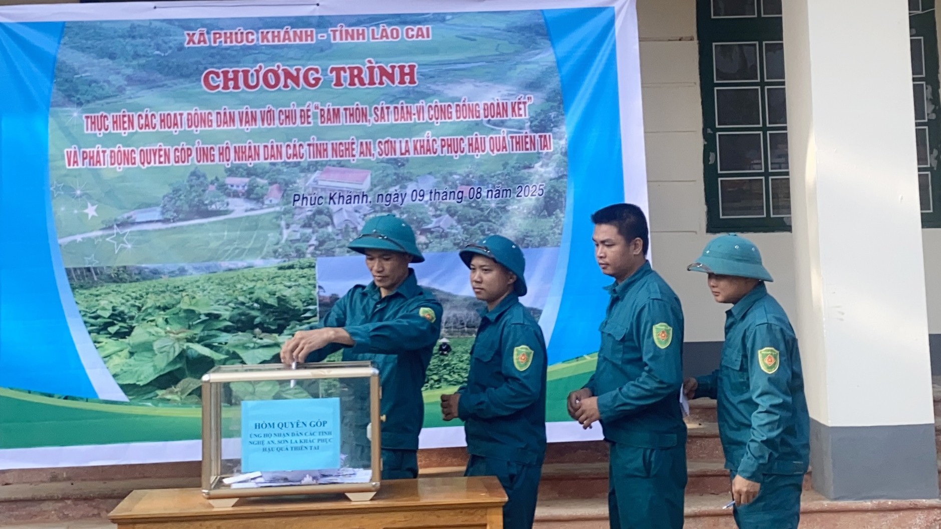 Cán bộ, công chức xã Phúc Khánh tham gia ủng hộ. img-8022.jpg