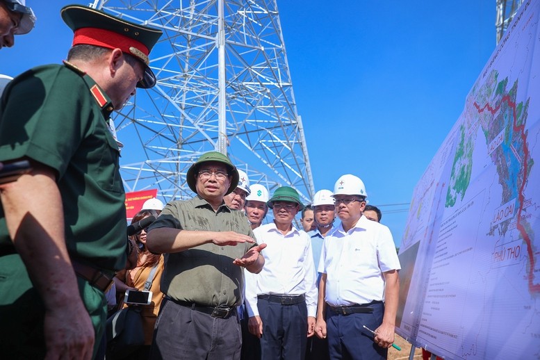 Thủ tướng trao đổi với các đơn vị tại vị trí móng cột VT404 trên địa bàn xã Thái Hoà. Thủ tướng trao đổi với các đơn vị tại vị trí móng cột VT404 trên địa bàn xã Thái Hoà.