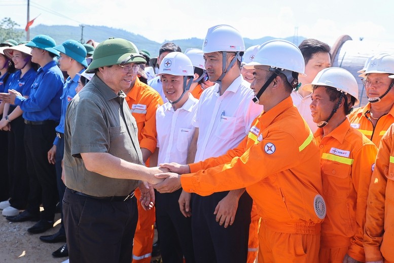 Thủ tướng Chính phủ Phạm Minh Chính biểu dương tinh thần chủ động, quyết tâm cao nhất, quyết liệt hoàn thành nhiệm vụ được giao của các địa phương và các lực lượng tham gia dự án. Thủ tướng Chính phủ Phạm Minh Chính biểu dương tinh thần chủ động, quyết tâm cao nhất, quyết liệt hoàn thành nhiệm vụ được giao của các địa phương và các lực lượng tham gia dự án.