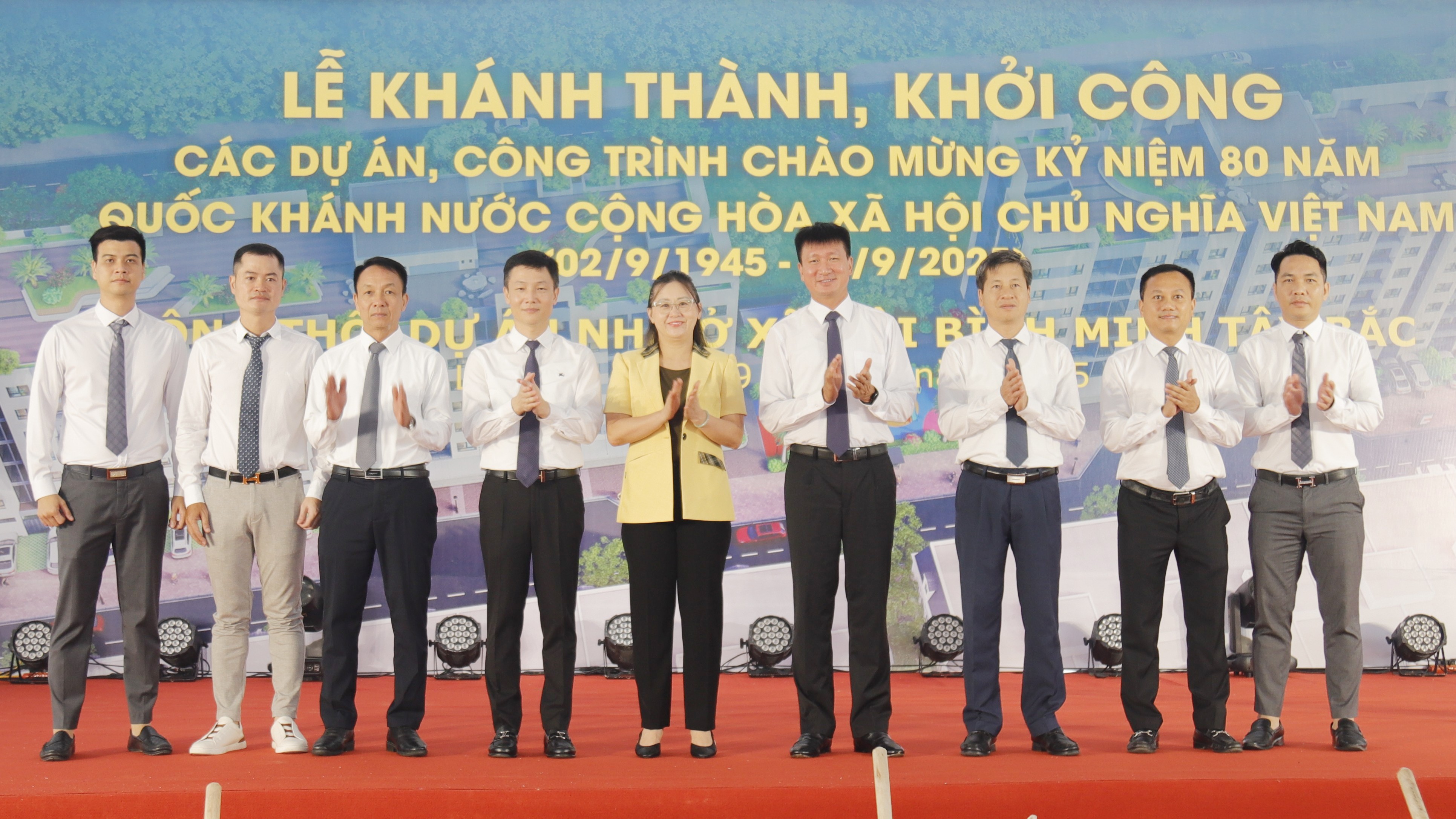 Các đồng chí lãnh đạo tỉnh chụp ảnh lưu niệm cùng đại diện chủ đầu tư dự án. mg-2502-7732.jpg