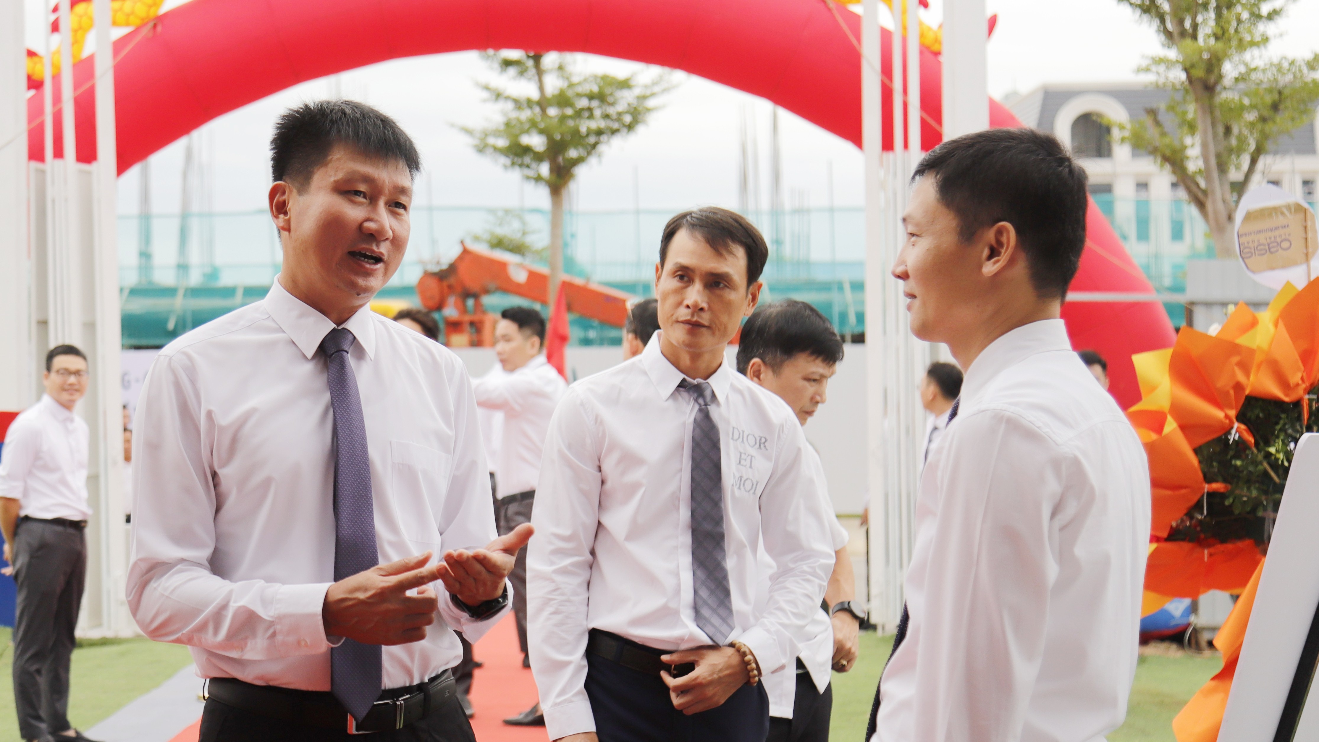 Đồng chí Chủ tịch UBND tỉnh và nhà đầu tư trao đổi bên lề buổi lễ về tiến độ, chất lượng công trình. mg-2403-9120.jpg