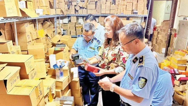 Đội Quản lý thị trường số 14 kiểm tra kho hàng mỹ phẩm tại Hà Nội.