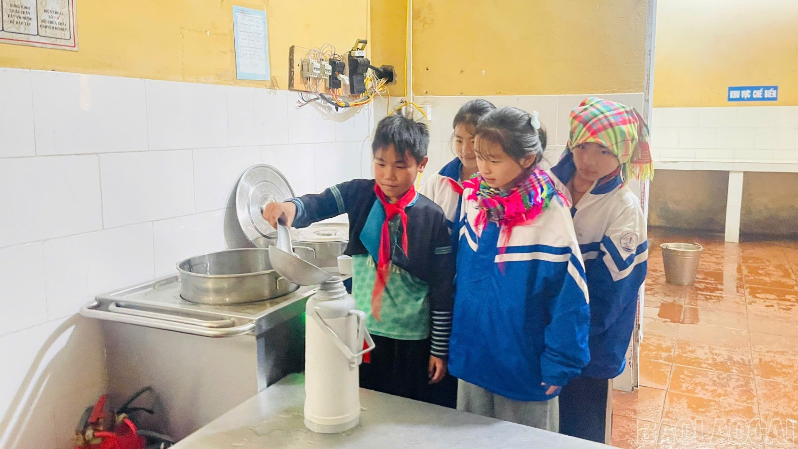 นักเรียนโรงเรียนประจำชายล้วนและประถมศึกษาของชาวเผ่าเขาหลี่ ได้รับน้ำอุ่นอย่างเพียงพอในช่วงฤดูหนาวที่อากาศหนาวเย็น baolaocai-br-z7307662936905-4b7dace1c995fd4b39aafcd3cce43823.jpg
