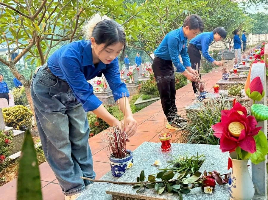 Đoàn viên sinh viên tri ân các anh hùng liệt sĩ.