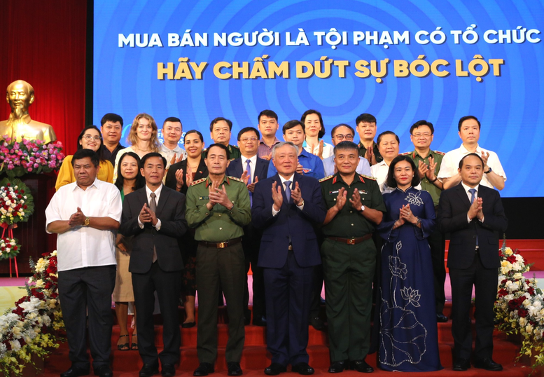 Phó Thủ tướng và các đại biểu dự Lễ phát động chung tay phòng, chống mua bán người năm 2025. Phó Thủ tướng và các đại biểu dự Lễ phát động chung tay phòng, chống mua bán người năm 2025.