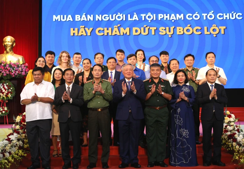 Phó Thủ tướng và các đại biểu dự Lễ phát động chung tay phòng, chống mua bán người năm 2025.
