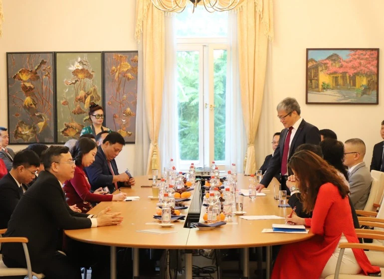 Phó Chủ tịch nước Võ Thị Ánh Xuân đến thăm, giao lưu với đại diện cộng đồng người Việt Nam, các hội đoàn đang sống, học tập và sinh sống tại Đức.