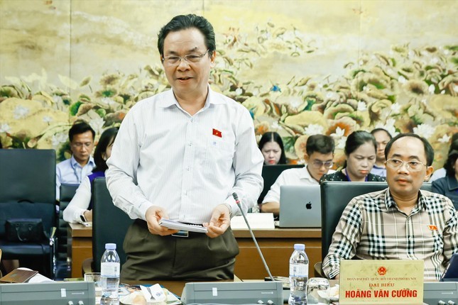 ĐBQH Hoàng Văn Cường đề nghị bắt buộc phải chuyển giao công nghệ khi thực hiện dự án đường sắt tốc độ cao. ĐBQH Hoàng Văn Cường đề nghị bắt buộc phải chuyển giao công nghệ khi thực hiện dự án đường sắt tốc độ cao.