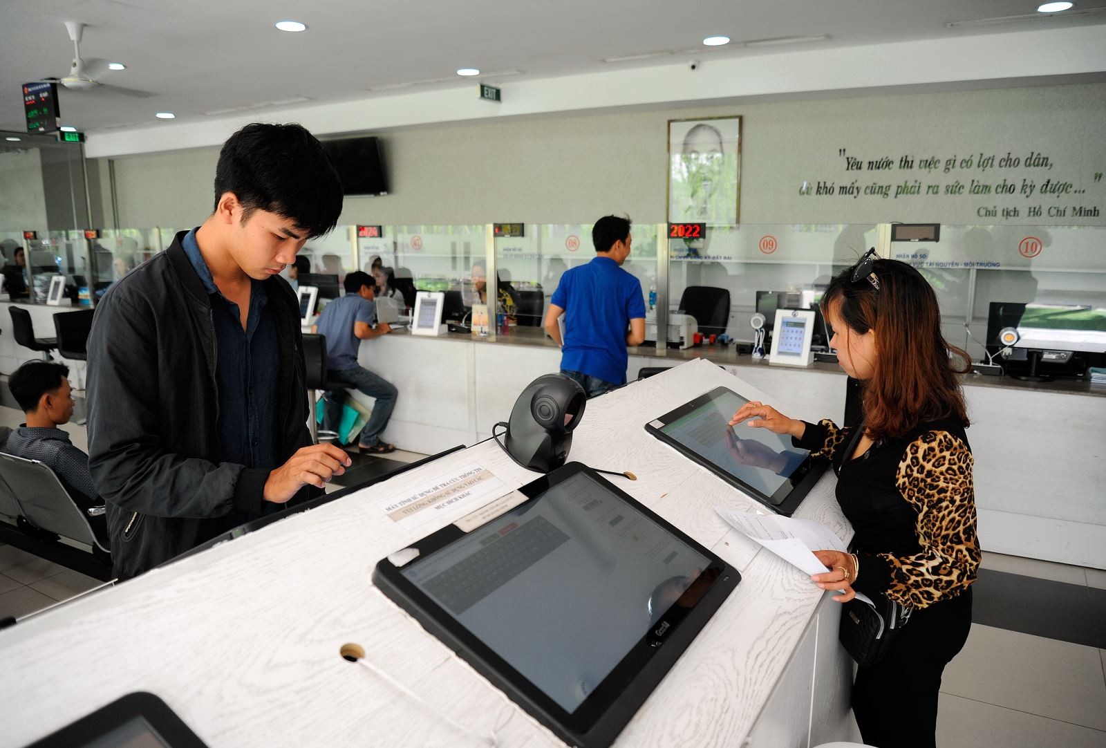 Người dân tìm kiếm thông tin, đăng ký hồ sơ nhà đất tại UBND Quận 12. Người dân tìm kiếm thông tin, đăng ký hồ sơ nhà đất tại UBND Quận 12.
