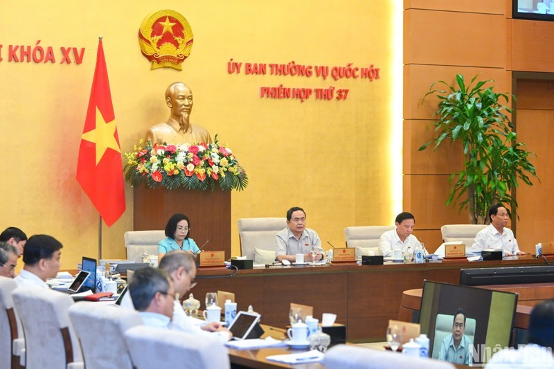Quang cảnh Phiên họp thứ 37 của Ủy ban Thường vụ Quốc hội. Quang cảnh Phiên họp thứ 37 của Ủy ban Thường vụ Quốc hội.