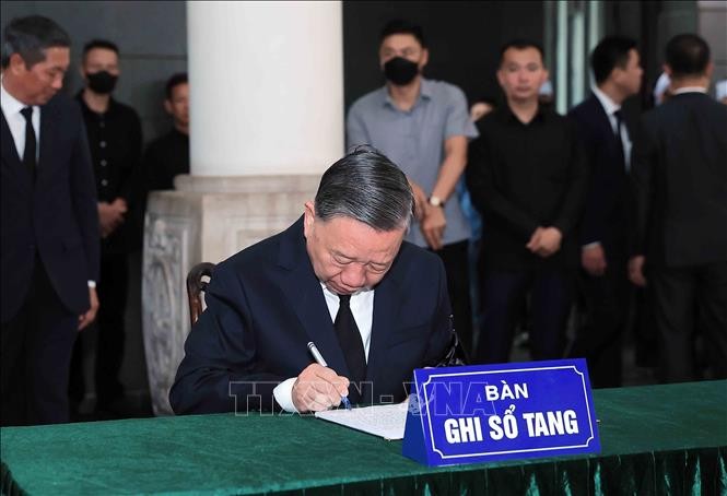 Tổng Bí thư Tô Lâm ghi sổ tang tại lễ viếng nguyên Chủ tịch nước Trần Đức Lương. Tổng Bí thư Tô Lâm ghi sổ tang tại lễ viếng nguyên Chủ tịch nước Trần Đức Lương.