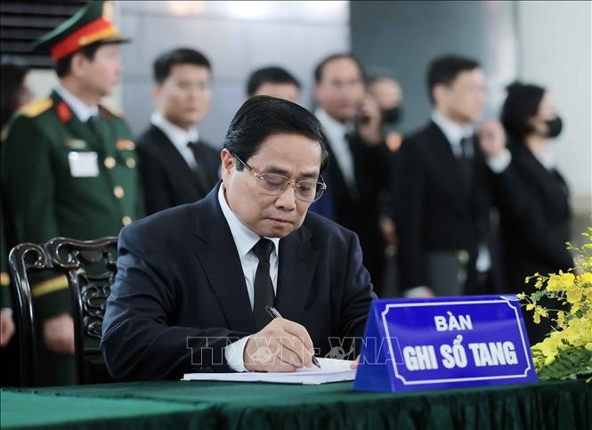 Thủ tướng Phạm Minh Chính xúc động ghi sổ tang. Thủ tướng Phạm Minh Chính xúc động ghi sổ tang.