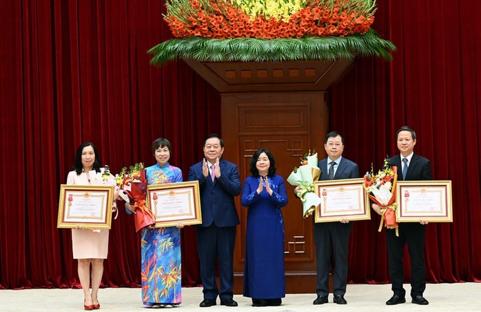 Ủy viên Bộ Chính trị, Bí thư Trung ương Đảng, Chủ tịch Ủy ban Trung ương MTTQ Việt Nam Bùi Thị Minh Hoài và Ủy viên Bộ Chính trị, Bí thư Trung ương Đảng, Chủ nhiệm Tổng cục Chính trị Quân đội nhân dân Việt Nam Nguyễn Trọng Nghĩa trao Huân chương Lao động hạng Nhì tặng các đơn vị có thành tích xuất sắc trong công tác tham mưu, tổ chức, phục vụ Đại hội XIV.