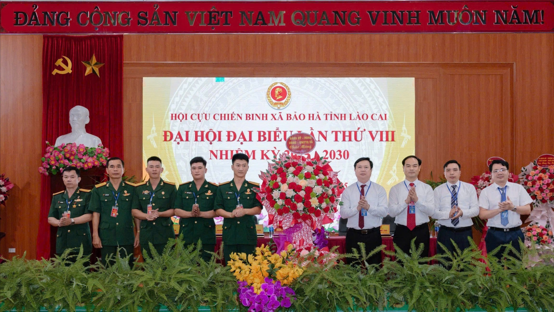 Thường trực Đảng ủy, UBND, UBMTTQ xã tặng hoa chúc mừng đại hội (Ảnh: Hội CCB xã Bảo Hà). z7129889320249-08289ba9c024fbca95369868b0453f4c.jpg