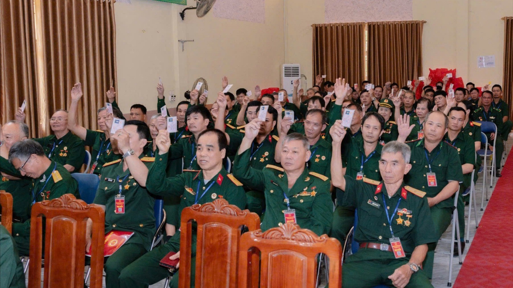 Biểu quyết thông qua nghị quyết đại hội (Ảnh: Hội CCB xã Bảo Hà). z7129507065685-cbd9d65b09c6734e5828e1f3dffd99d4.jpg