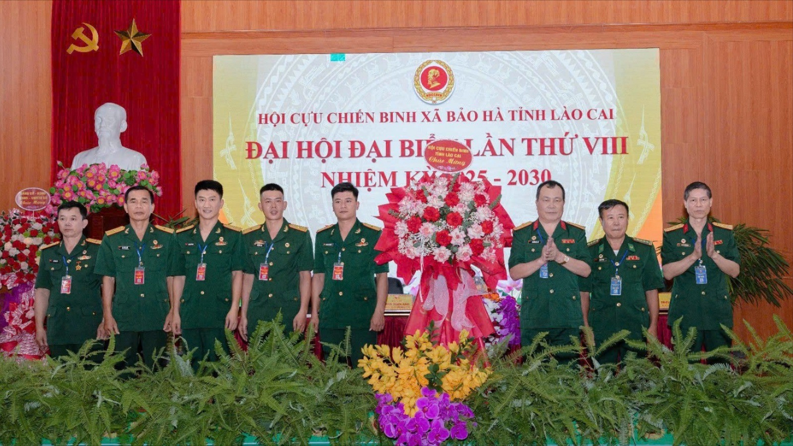 Lãnh đạo Hội Cựu chiến binh tỉnh tặng hoa chúc mừng đại hội (Ảnh: Hội CCB xã Bảo Hà). z7129507120208-6019fa76761b04c3e061cab6bc1f3566.jpg