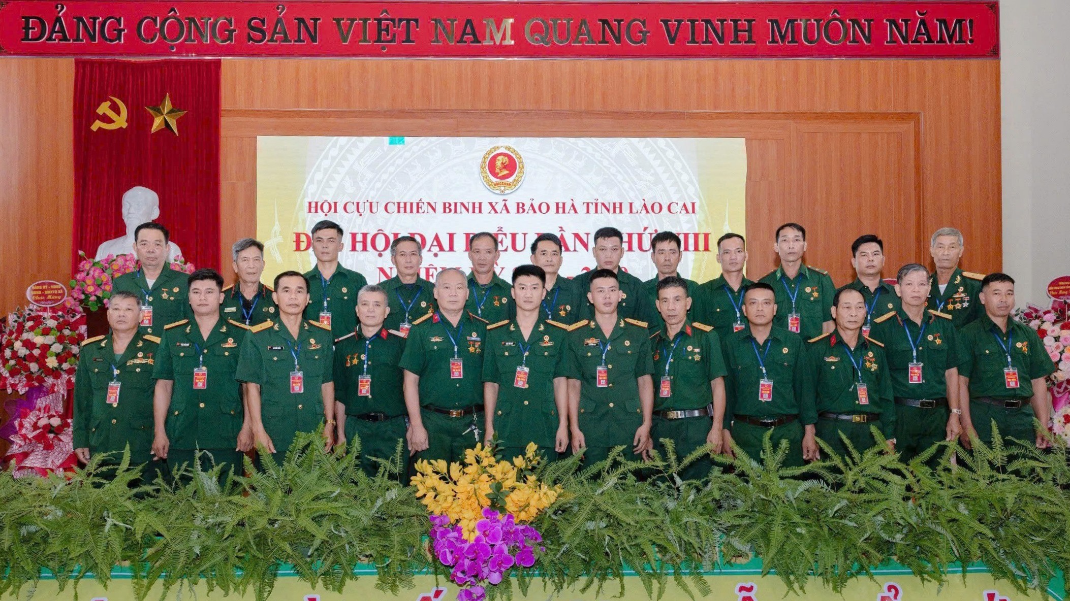 Ban Chấp hành khoá mới ra mắt đại hội (Ảnh: Hội CCB xã Bảo Hà). z7129507131078-caecb878fae2b82bde32b75be5fdb5f5-3635.jpg