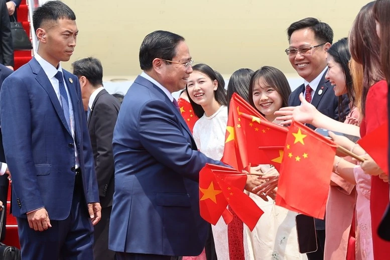 Đại diện cộng đồng người Việt Nam tại Trung Quốc đón Thủ tướng tới Thiên Tân, bắt đầu chuyến công tác dự Hội nghị WEF và làm việc tại Trung Quốc.