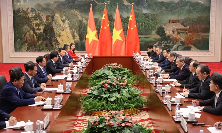 Hai Thủ tướng nhất trí đánh giá quan hệ hai Đảng, hai nước đã có những bước chuyển mạnh mẽ, thực chất với nhiều điểm sáng tích cực. Hai Thủ tướng nhất trí đánh giá quan hệ hai Đảng, hai nước đã có những bước chuyển mạnh mẽ, thực chất với nhiều điểm sáng tích cực.
