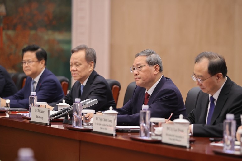 Thủ tướng Lý Cường khẳng định Trung Quốc sẵn sàng mở rộng nhập khẩu nhiều sản phẩm, hàng hóa chất lượng cao từ Việt Nam, khuyến khích các doanh nghiệp có năng lực đầu tư vào Việt Nam trong các lĩnh vực AI, kinh tế số, kinh tế xanh, 5G thế hệ mới, ứng dụng vệ tinh. Thủ tướng Lý Cường khẳng định Trung Quốc sẵn sàng mở rộng nhập khẩu nhiều sản phẩm, hàng hóa chất lượng cao từ Việt Nam, khuyến khích các doanh nghiệp có năng lực đầu tư vào Việt Nam trong các lĩnh vực AI, kinh tế số, kinh tế xanh, 5G thế hệ mới, ứng dụng vệ tinh.