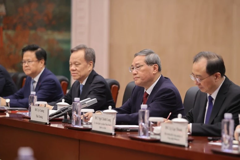 Thủ tướng Lý Cường khẳng định Trung Quốc sẵn sàng mở rộng nhập khẩu nhiều sản phẩm, hàng hóa chất lượng cao từ Việt Nam, khuyến khích các doanh nghiệp có năng lực đầu tư vào Việt Nam trong các lĩnh vực AI, kinh tế số, kinh tế xanh, 5G thế hệ mới, ứng dụng vệ tinh.