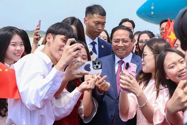 Thủ tướng Phạm Minh Chính và các bạn trẻ Việt Nam đang học tập, làm việc tại Thiên Tân (Trung Quốc).