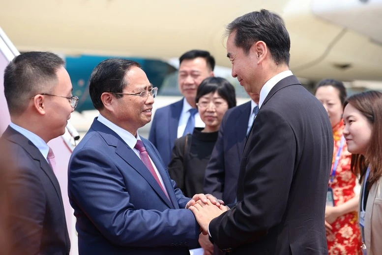 Lễ đón Thủ tướng Chính phủ Phạm Minh Chính và đoàn đại biểu Việt Nam tại sân bay quốc tế Tân Hải, thành phố Thiên Tân.