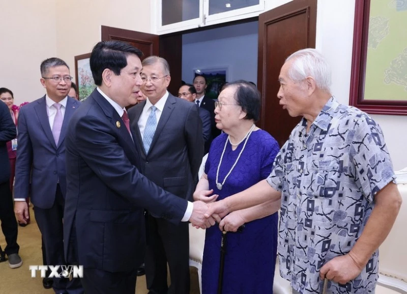 Chủ tịch nước Lương Cường với đại diện gia đình nhân sỹ hữu nghị - tướng lĩnh cách mạng, chuyên gia, cố vấn Trung Quốc từng tham gia giúp đỡ Việt Nam.
