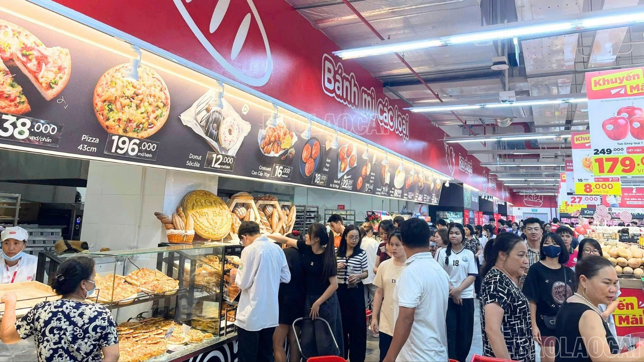 Trong Quý III và 9 tháng năm 2025, hoạt động thương mại, dịch vụ và du lịch trên địa bàn tỉnh diễn ra ổn định, sôi động. baolaocai-br_c-z7080767041255-246adffae738c67f469ed1cb6c9ebe0c.jpg