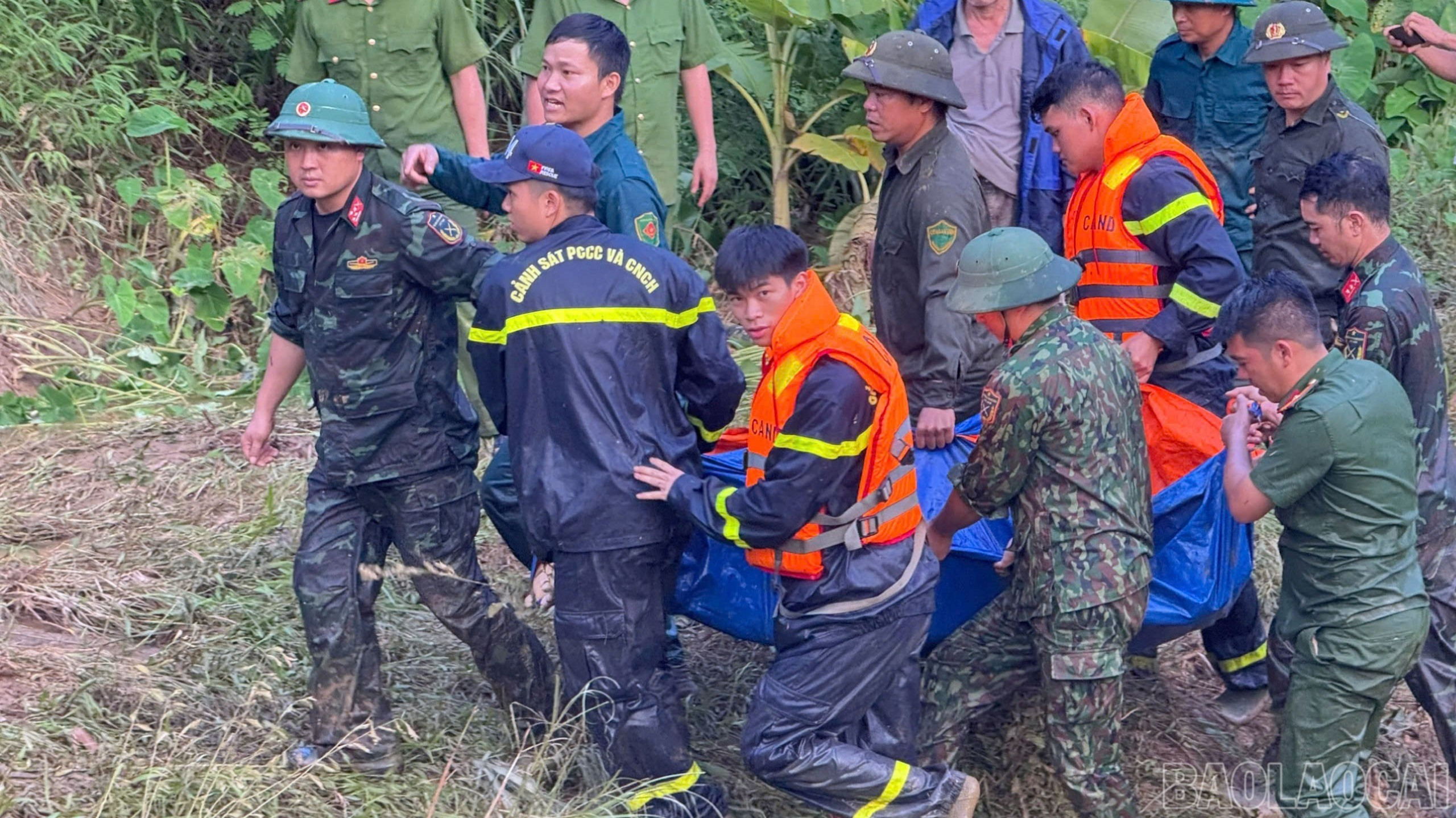 Lực lượng Cảnh sát Phòng cháy, chữa cháy và cứu nạn, cứu hộ tham gia tìm kiếm nạn nhân trong thiên tai. baolaocai-br_pc-12.jpg