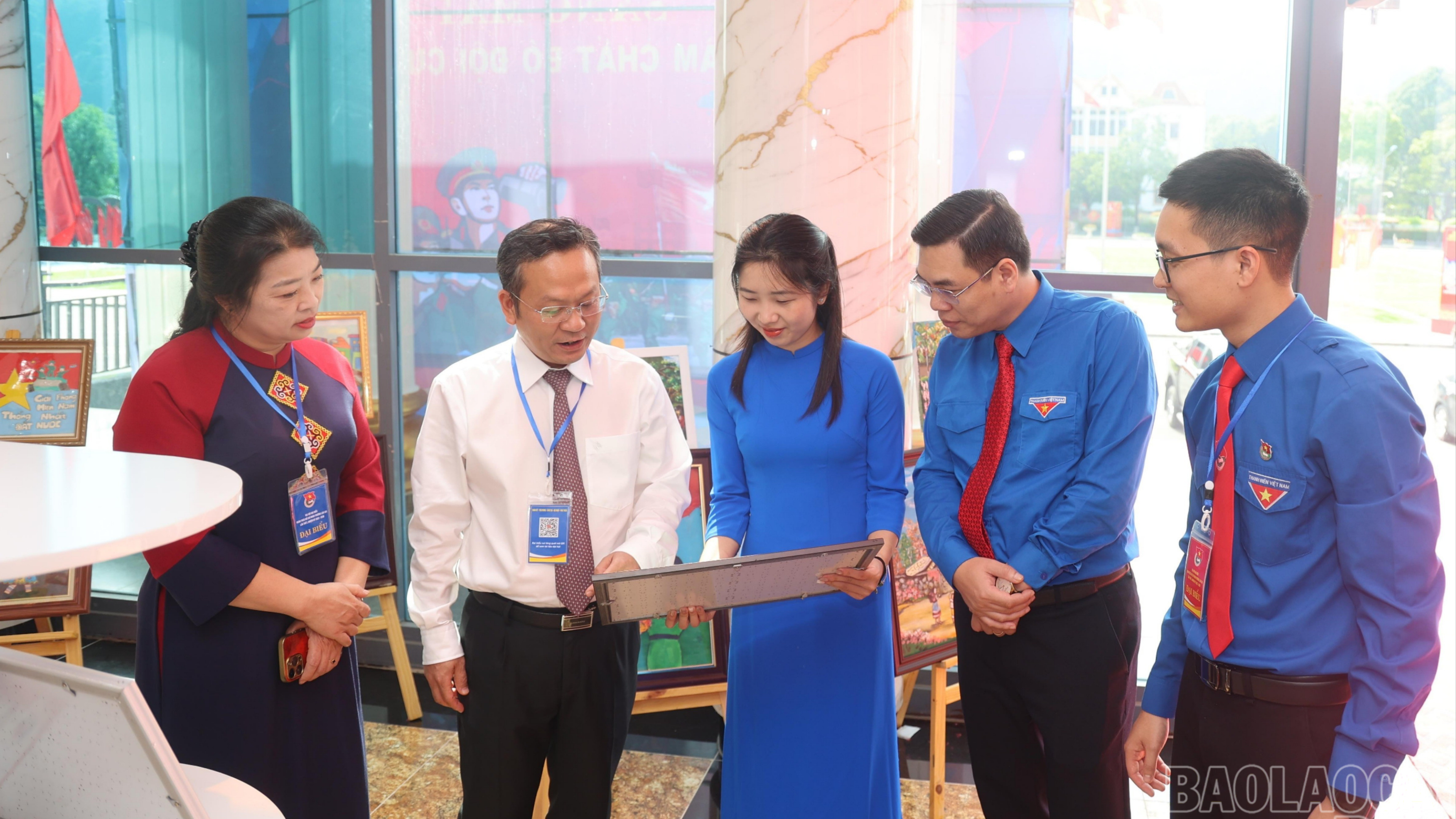 Các đại biểu trò chuyện với tuổi trẻ phường Lào Cai. baolaocai-br_br-z7077856545702-8b348162138f9fc5995928e10537143d.jpg