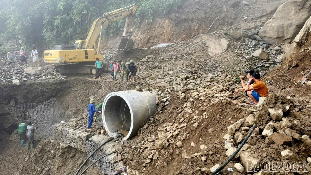 Công ty Cổ phần Xây dựng đường bộ I Yên Bái huy động máy và nhân lực khắc phục sạt lở tại khu vực đèo Khau Phạ. baolaocai-br-30b1543073bbf9e5a0aa.jpg