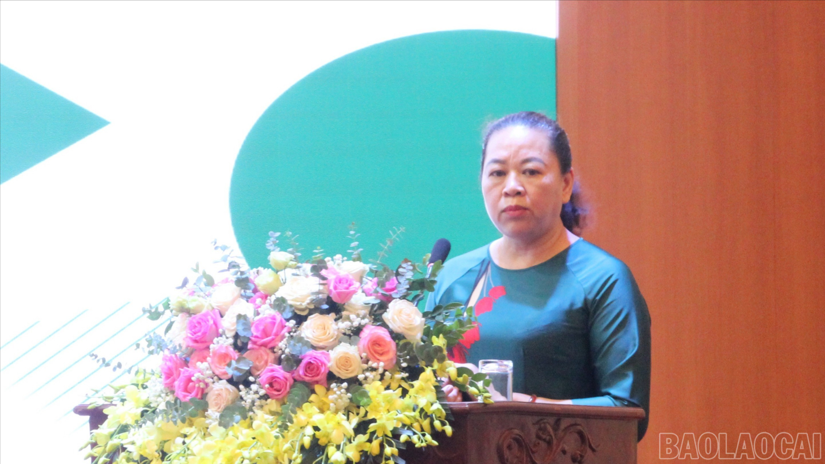 Bác sĩ chuyên khoa II Phạm Thị Bích Vân - Phó Giám đốc Sở Y tế tỉnh báo cáo đánh giá kết quả hợp tác. baolaocai-br_4.jpg