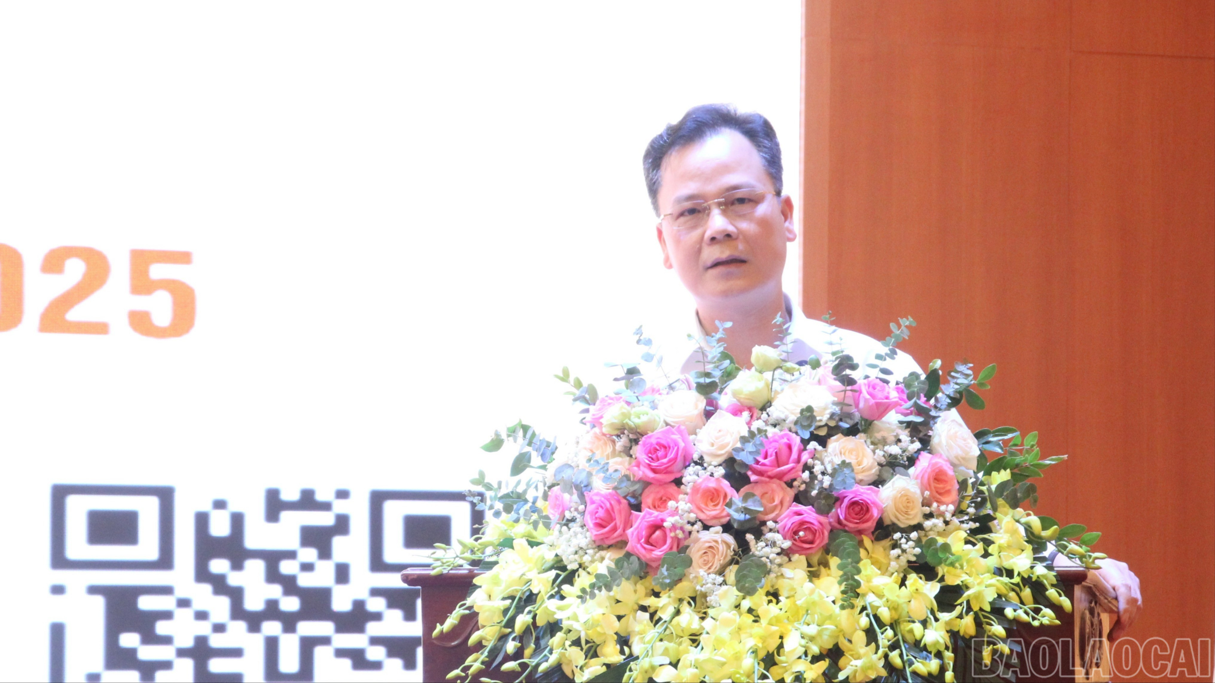 Đồng chí Phó Chủ tịch UBND tỉnh Nguyễn Thành Sinh phát biểu tại hội nghị. baolaocai-br_img-8262.jpg