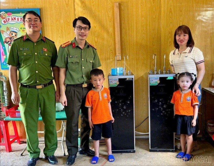 Mô hình "Nước sạch cùng em đến trường" mang đến nguồn nước sạch cho trẻ em vùng cao. baolaocai-br_z7082085280711-d9e36634076b80b277e1d4fdfeb2c7bd.jpg