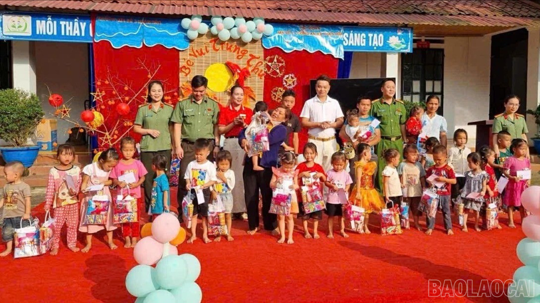 39 suất quà được trao cho trẻ em có hoàn cảnh khó khăn tại Trường Mầm non số 1 Xuân Hoà. baolaocai-br_z7082085394081-808e315df8640f3d0924a9aac3709611.jpg