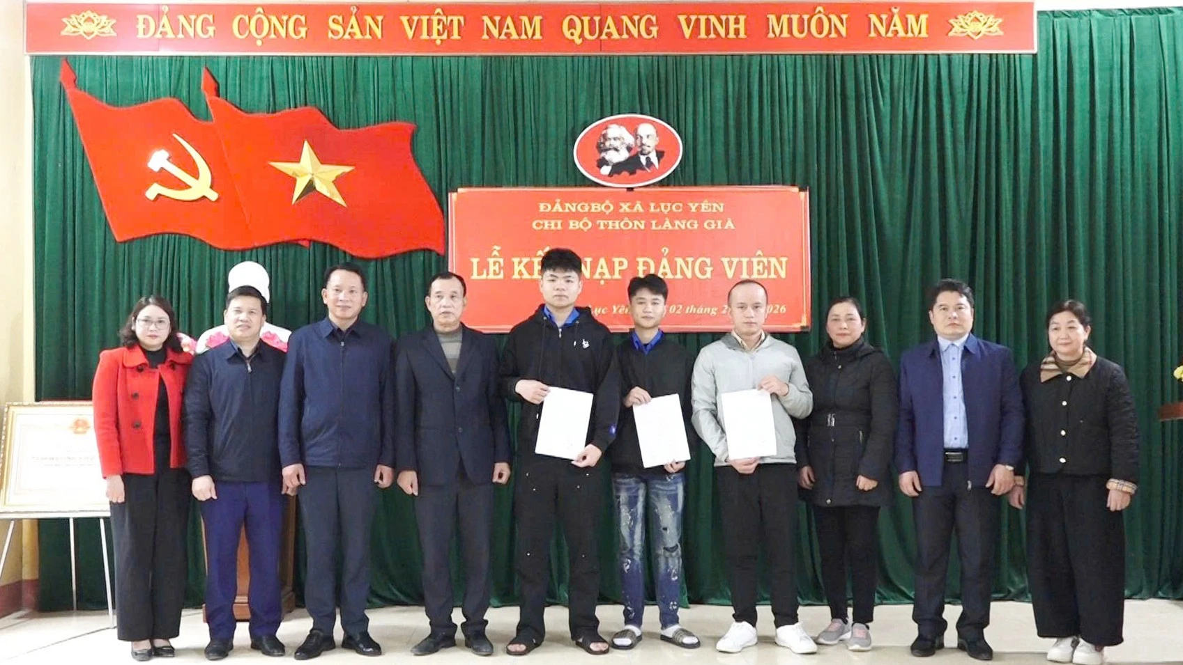 Đại diện Đảng ủy xã Lục Yên và các đoàn viên ưu tú tại lễ kết nạp.