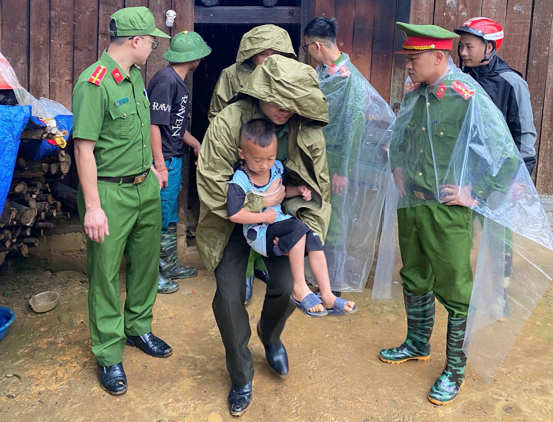 Lực lượng Công an phường hỗ trợ gia đình anh Dình di dời đến nơi an toàn. luc-luong-cong-an-phuong-thuyet-phuc-va-giup-do-gia-dinh-anh-dinh-di-doi-den-noi-an-toan-copy.jpg