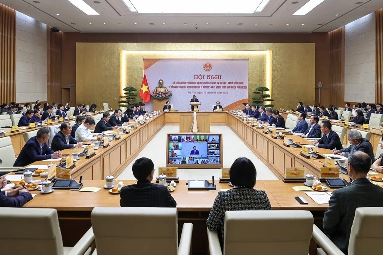 Tại Hội nghị trực tuyến với các Đại sứ, Trưởng Cơ quan đại diện Việt Nam ở nước ngoài về tổng kết công tác ngoại giao kinh tế năm 2025 và triển khai nhiệm vụ năm 2026, tối 10/1, Thủ tướng Chính phủ Phạm Minh Chính yêu cầu các bộ, ngành, địa phương, doanh nghiệp, nhất là các cơ quan đại diện Việt Nam ở nước ngoài phải thúc đẩy làm mới các động lực tăng trưởng truyền thống, đẩy mạnh khai thác hiệu quả các động lực tăng trưởng mới.