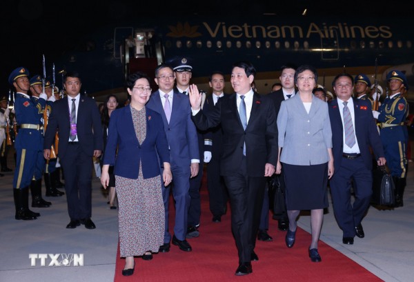 Bộ trưởng Bộ Nhân lực và An sinh xã hội Trung Quốc Vương Hiểu Bình đón Chủ tịch nước Lương Cường tại sân bay Bắc Kinh. Bộ trưởng Bộ Nhân lực và An sinh xã hội Trung Quốc Vương Hiểu Bình đón Chủ tịch nước Lương Cường tại sân bay Bắc Kinh.